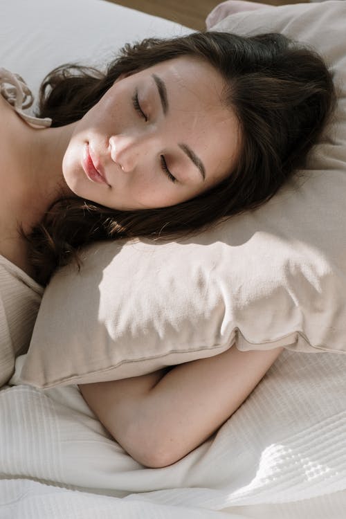 躺在床上的白色长袖衬衫的女人 · 免费素材图片
