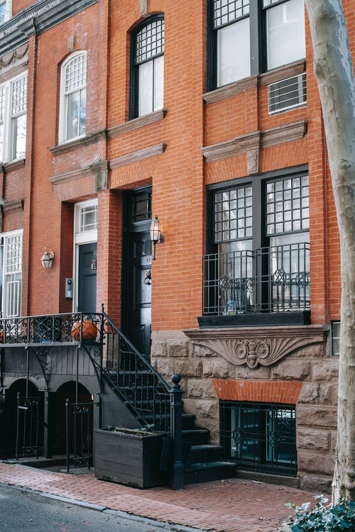 在住宅区的门窗老砖房立面 · 免费素材图片