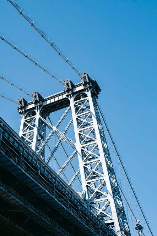 在城市中的铁电缆桥 · 免费素材图片