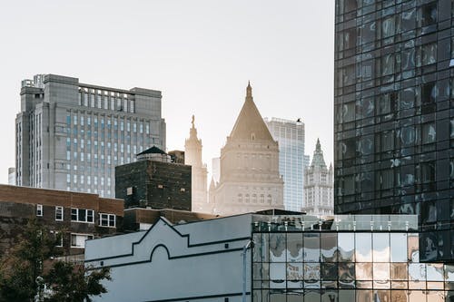 市区的当代玻璃摩天大楼 · 免费素材图片