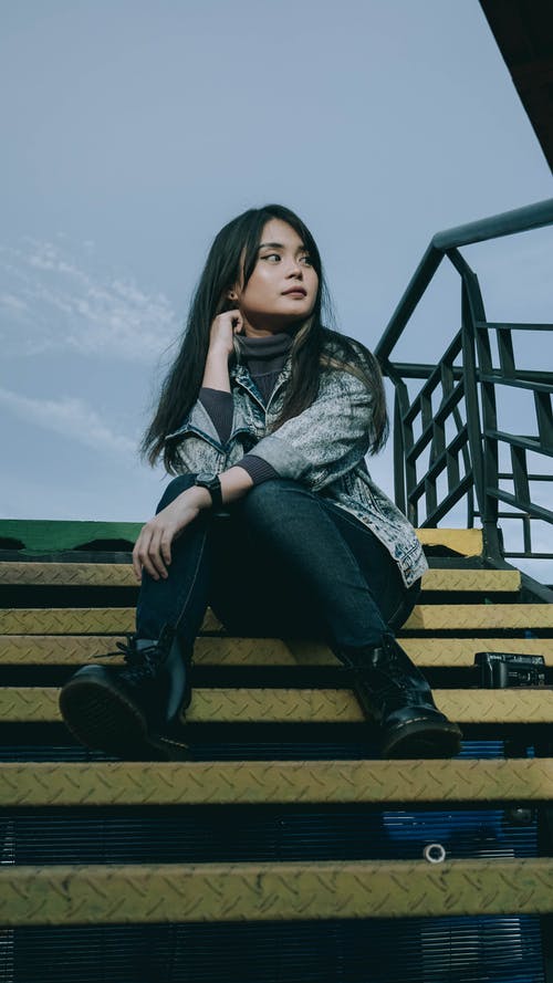 有关低角度拍摄, 坐, 垂直拍摄的免费素材图片