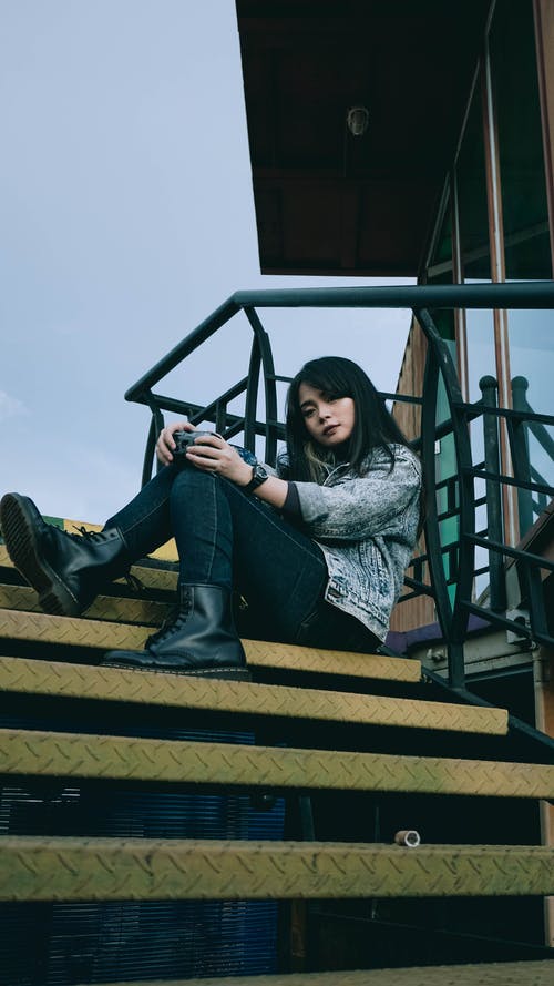 有关低角度拍摄, 坐, 垂直拍摄的免费素材图片