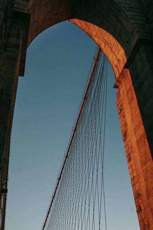 阳光下的桥上砖拱 · 免费素材图片