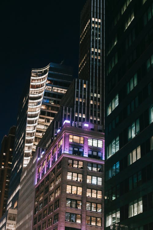 在美国晚上灯火的现代摩天大楼 · 免费素材图片