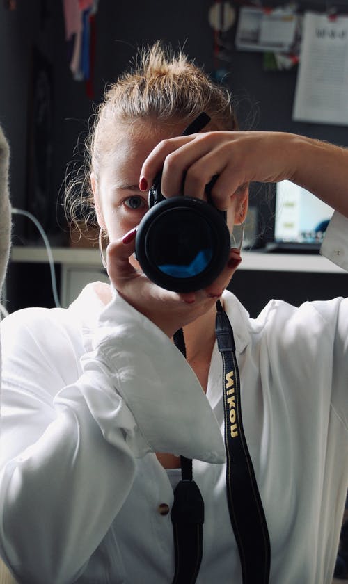 有关女人, 室内, 年轻的免费素材图片