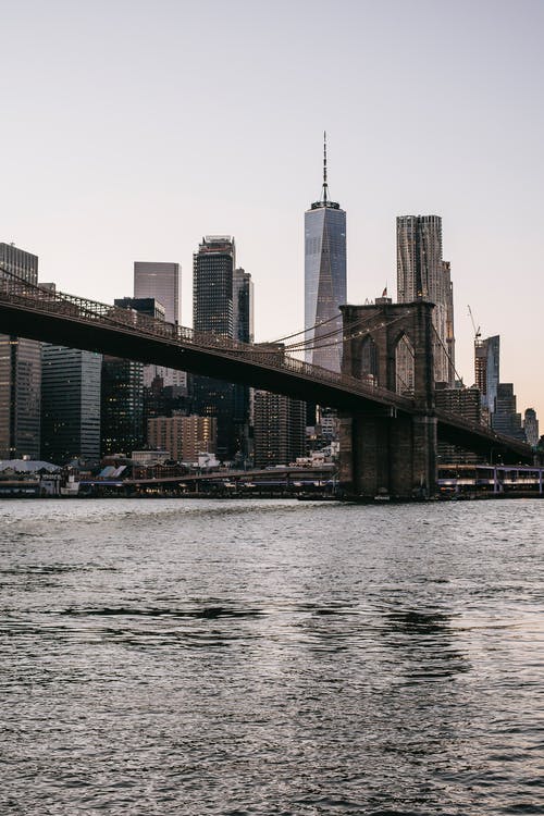 在大都市的河上的石桥 · 免费素材图片