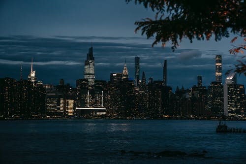 晚上在河岸上的大都市的城市景观 · 免费素材图片