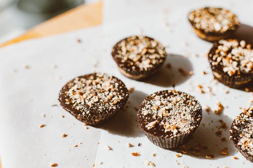 有关巧克力, 放縱, 杯子小蛋糕的免费素材图片