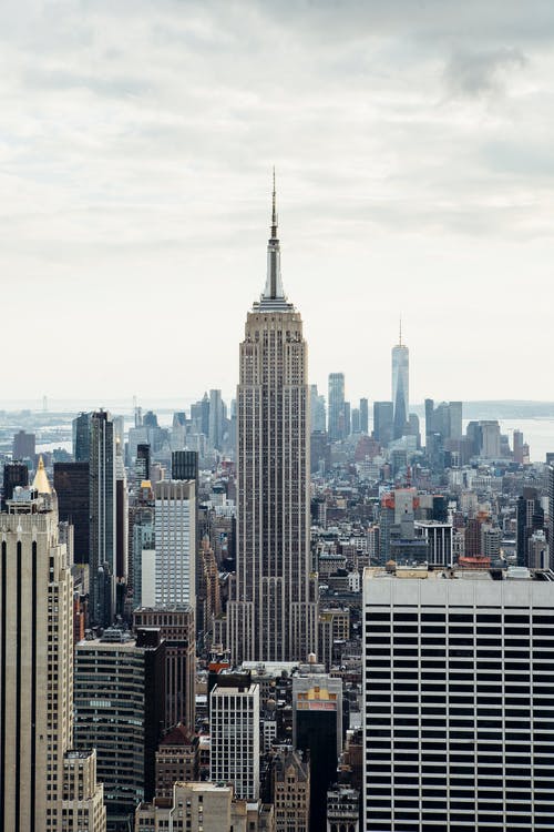 着名的摩天大楼放在大都市的市中心 · 免费素材图片