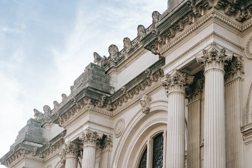 天空下的老建筑立面 · 免费素材图片