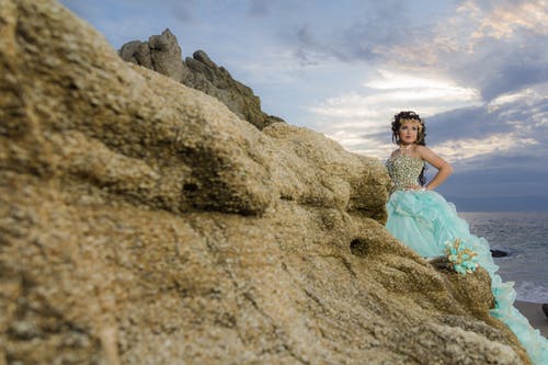 有关女人, 岩石, 户外的免费素材图片