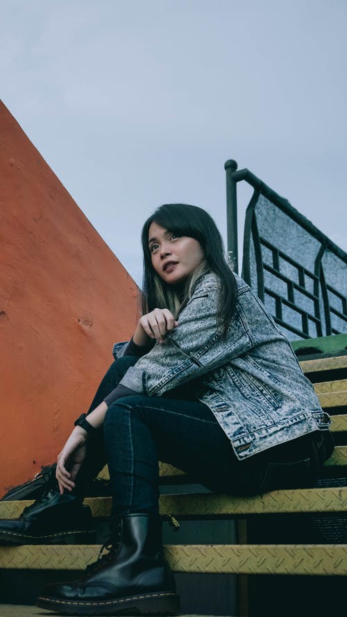 有关坐, 垂直拍摄, 女人的免费素材图片