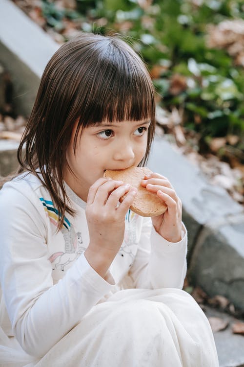 饥饿的可爱女孩，饼干 · 免费素材图片