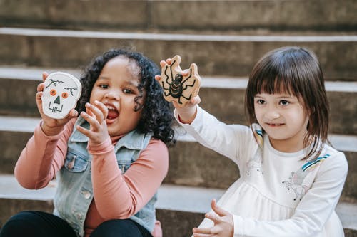 有趣的多样孩子与饼干 · 免费素材图片