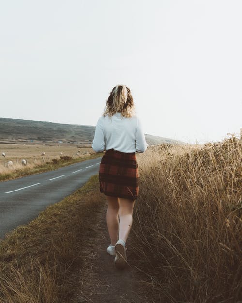 站在空荡荡的路，在农村中的女人 · 免费素材图片