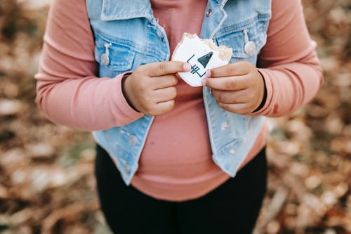 作物孩子被咬的饼干 · 免费素材图片