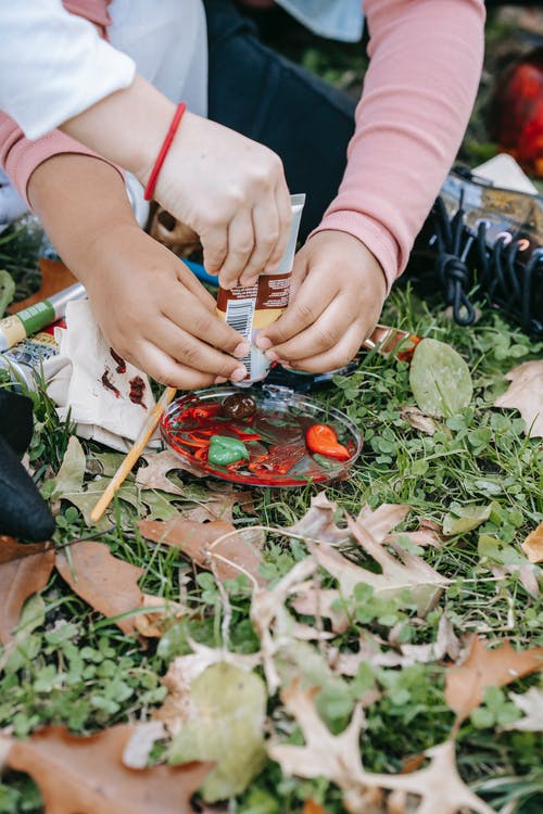 多样的女孩挤出绘画颜料 · 免费素材图片