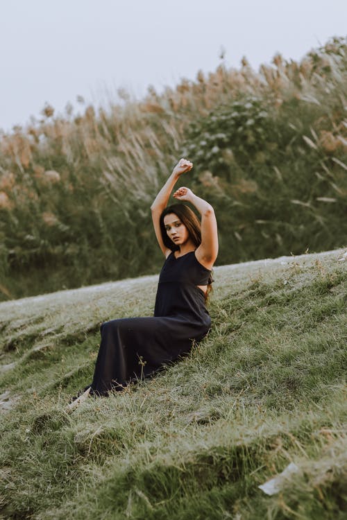 有关举起手臂, 优雅, 全身的免费素材图片