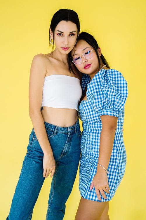 白色抹胸和蓝色牛仔牛仔裤的女人 · 免费素材图片