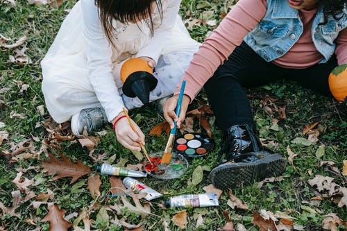 孩子们在用刷子刷南瓜画 · 免费素材图片