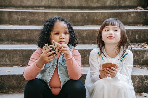 小孩子在用饼干的步骤 · 免费素材图片