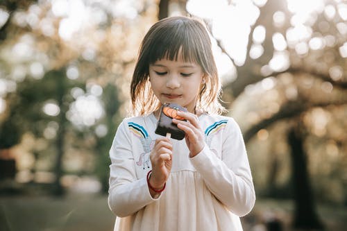 重点突出的小女孩用姜饼 · 免费素材图片