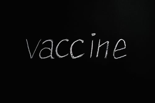 在黑色背景上的疫苗刻字文本 · 免费素材图片