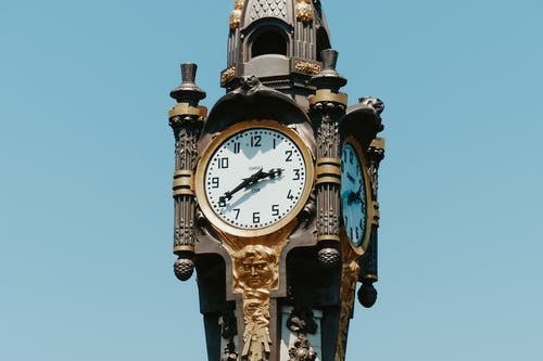 经典时钟在湛蓝的天空 · 免费素材图片