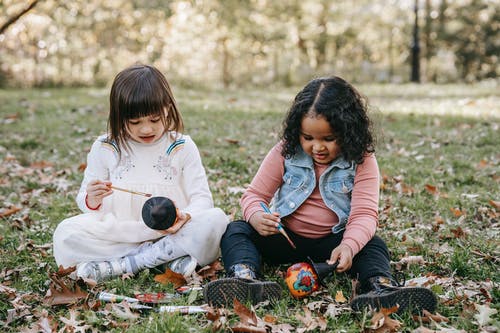 满足儿童的水彩画和画笔 · 免费素材图片