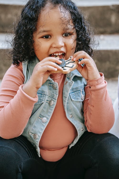 可爱的小女孩吃饼干 · 免费素材图片