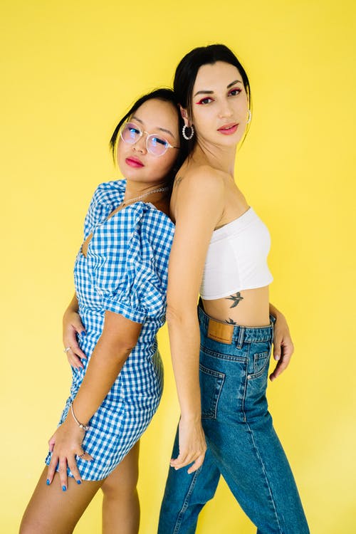 蓝色和白色格仔的衬衫和蓝色牛仔短裤的女人 · 免费素材图片