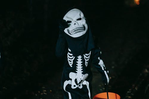 戴着黑白面具的人 · 免费素材图片