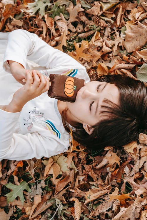 平静的姜饼小女孩 · 免费素材图片