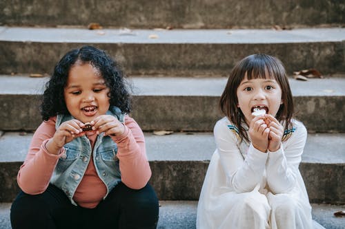 不同的孩子们吃鬼形饼干 · 免费素材图片