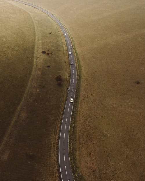 草地之间的沥青公路 · 免费素材图片