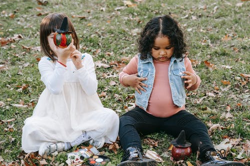 有趣的儿童，水彩和画笔 · 免费素材图片