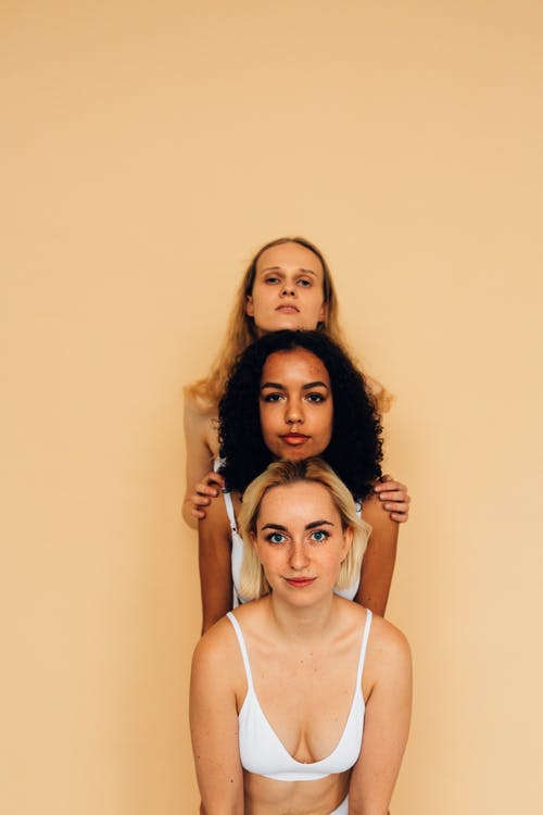 白色背心的女孩旁边白色背心的女孩 · 免费素材图片