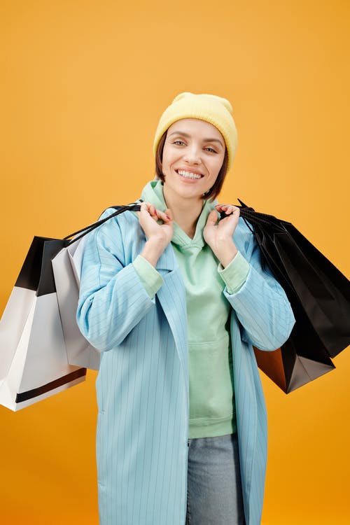 黄色针织帽和蓝色长袖连衣裙的女人 · 免费素材图片