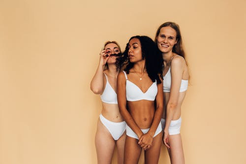 白色胸罩和内裤的女人 · 免费素材图片