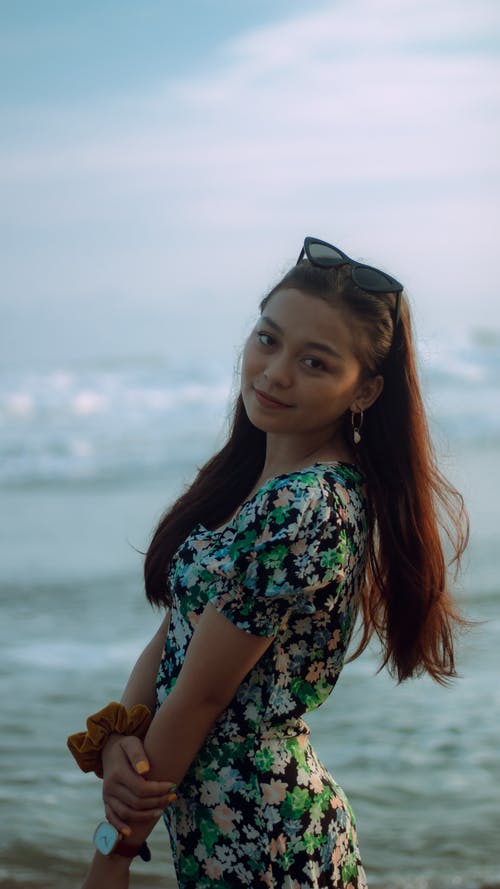 有关垂直拍摄, 女人, 微笑的免费素材图片