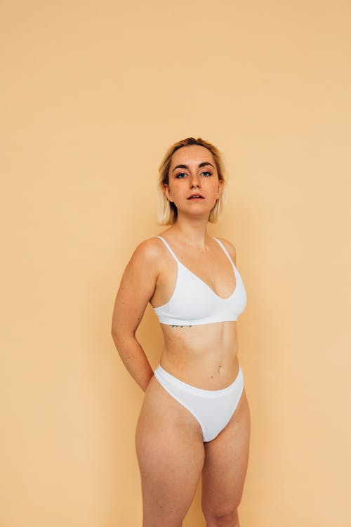 白色胸罩和内裤的女人 · 免费素材图片