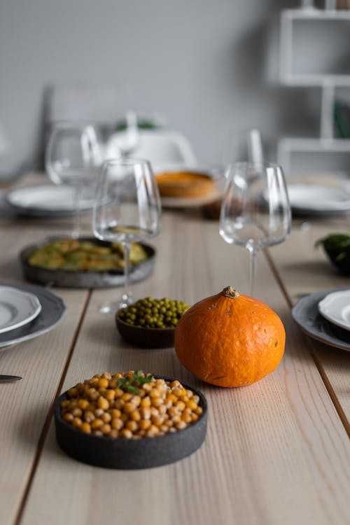 棕色木制的桌子上的橙色水果 · 免费素材图片