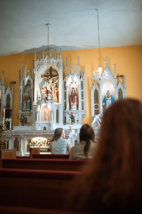 人们坐在教堂里的椅子上 · 免费素材图片