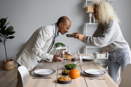 坐在灰色毛衣的女人旁边的白色礼服衬衫的男人 · 免费素材图片