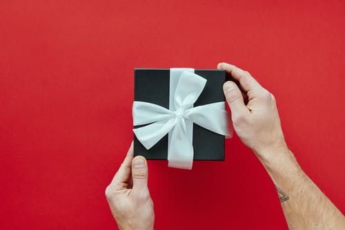 黑色礼品盒白丝带 · 免费素材图片