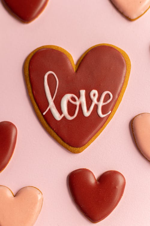 红色和棕色心形的爱情打印 · 免费素材图片