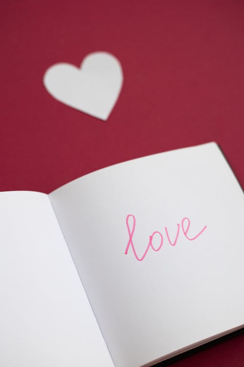 白色和红色爱情打印纸 · 免费素材图片