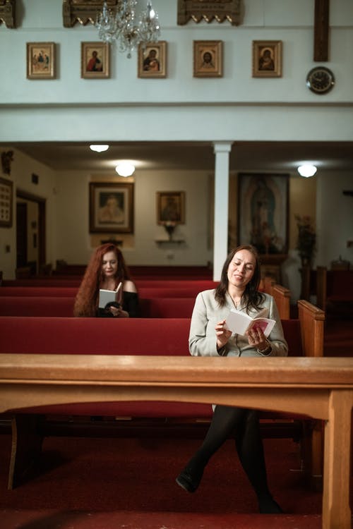 男人和女人坐在红色的沙发上 · 免费素材图片