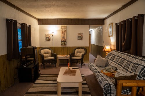 传统民居的内部，木制家具和舒适的沙发和扶手椅 · 免费素材图片