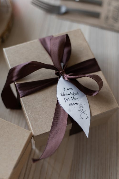紫色丝带棕色和粉红色礼品盒 · 免费素材图片